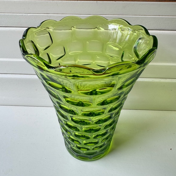 Midcentury beautiful green Colonial Yorktown patterned glass vase. - Picture 5 of 7